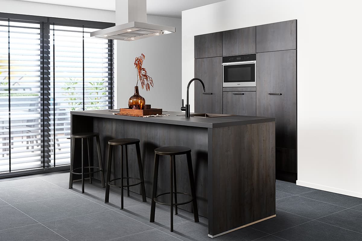 Donkere moderne eilandkeuken