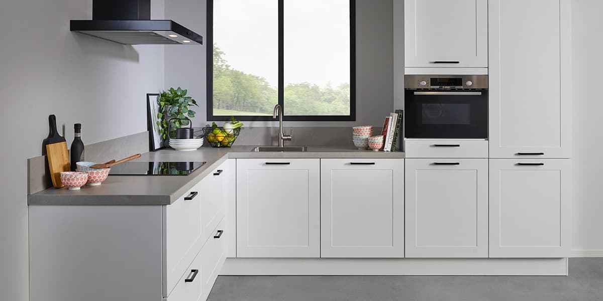 Witte landelijke keuken met grijs werkblad