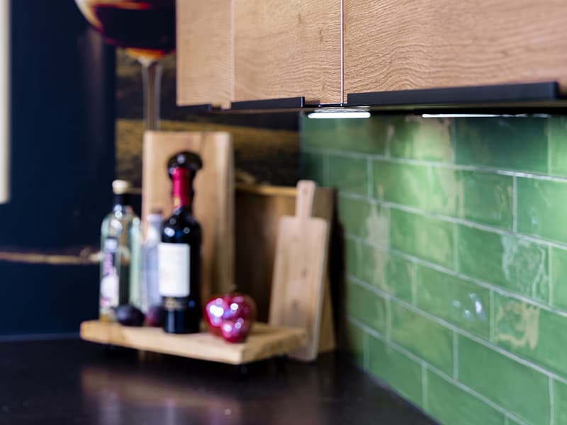 Landelijke keuken met achterwand van groene tegeltjes