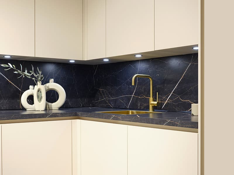 Marmeren werkblad en achterwand in keuken