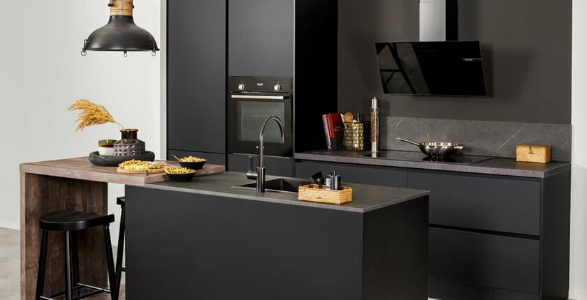 Trendy en tijdloos: de charme van zwarte keukens