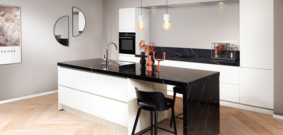 Zwartwitte eilandkeuken