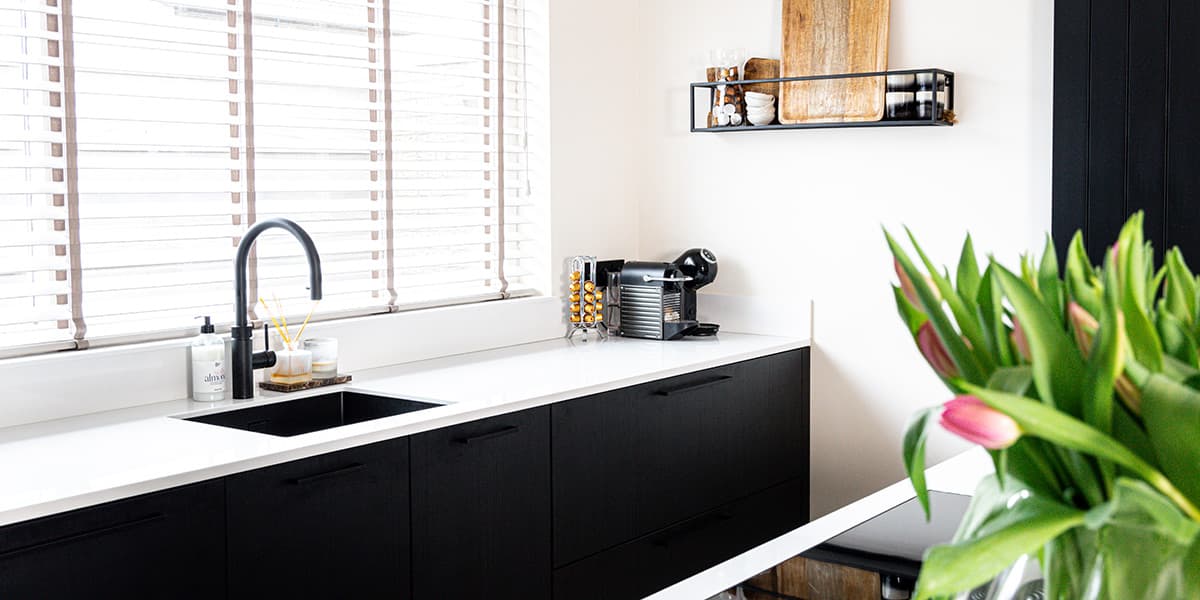 Zwarte keuken met witte werkblad