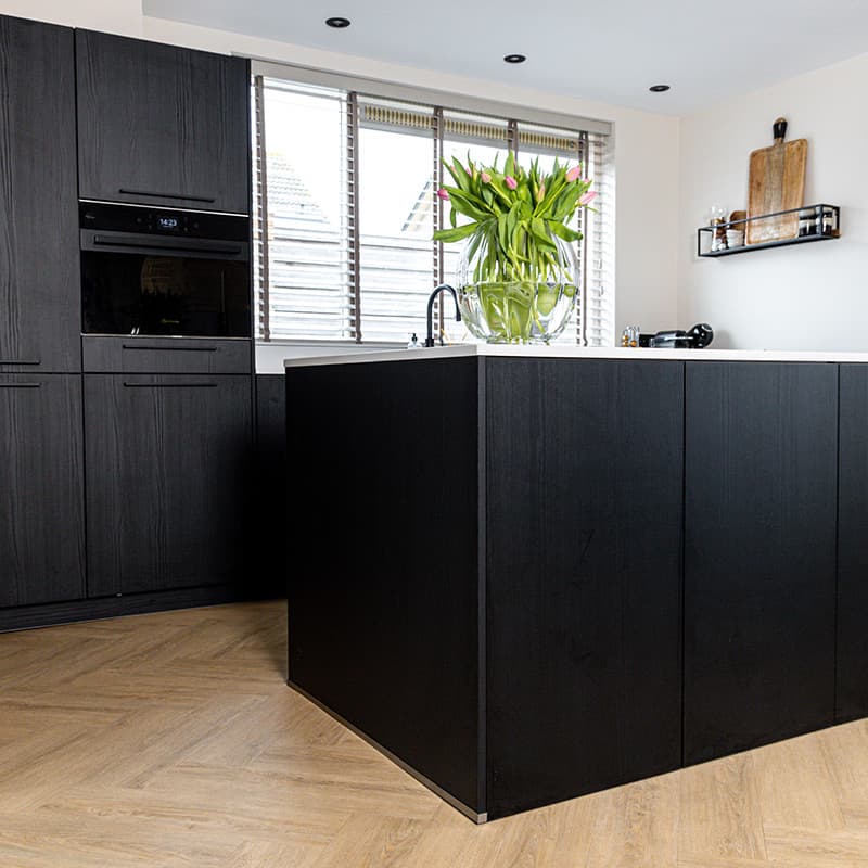 Zwarte keuken met kookeiland