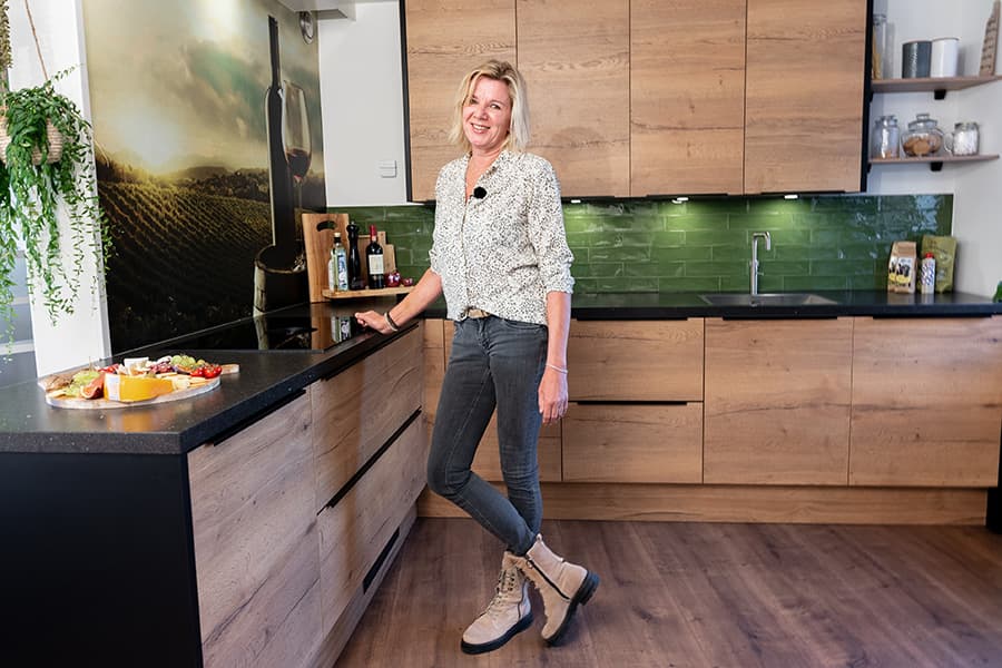 Hout met kleur combineren in de keuken