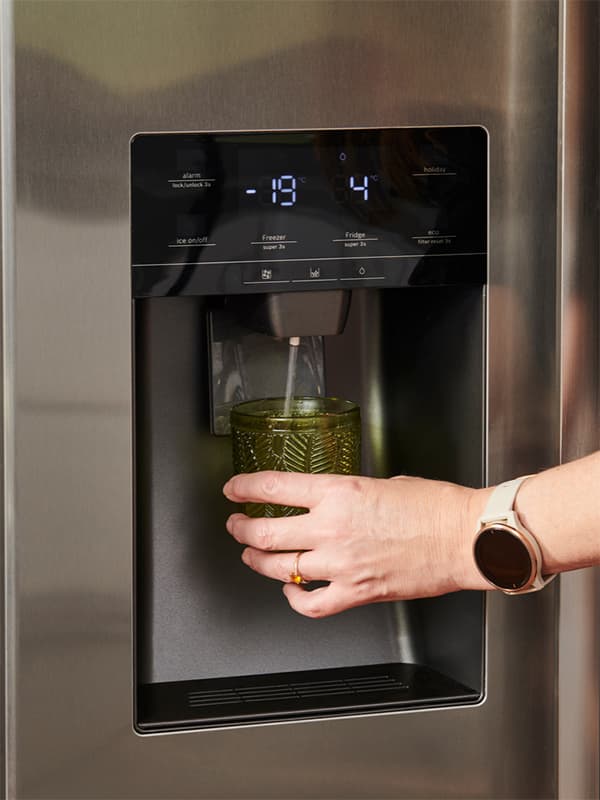 Koelkast met ijsblokjes dispenser