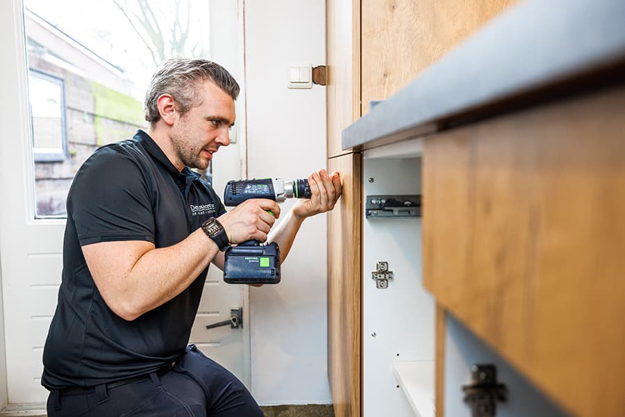 Keukenmonteur aan het werk