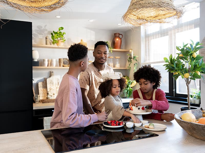 Gelukkig gezin in keuken