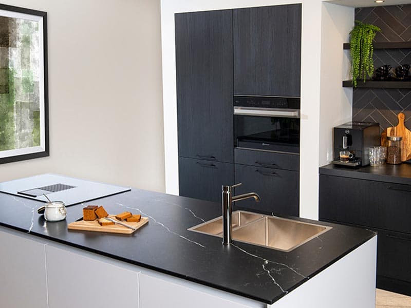 Moderne witte keuken met marmerlook werkblad