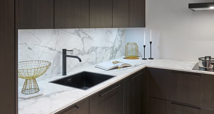 Donkere keuken met marmer keukenblad