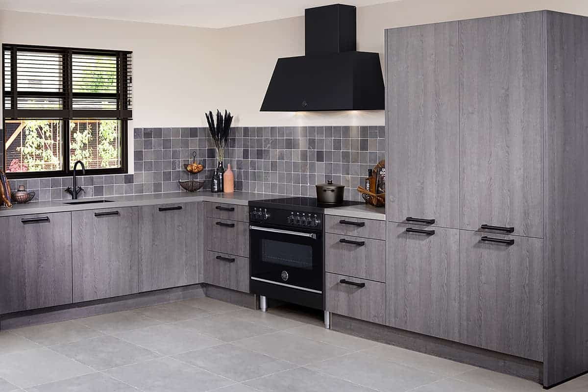Landelijke lichtgrijze keuken met zwarte grepen