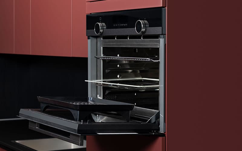 Rode keuken met donker werkblad