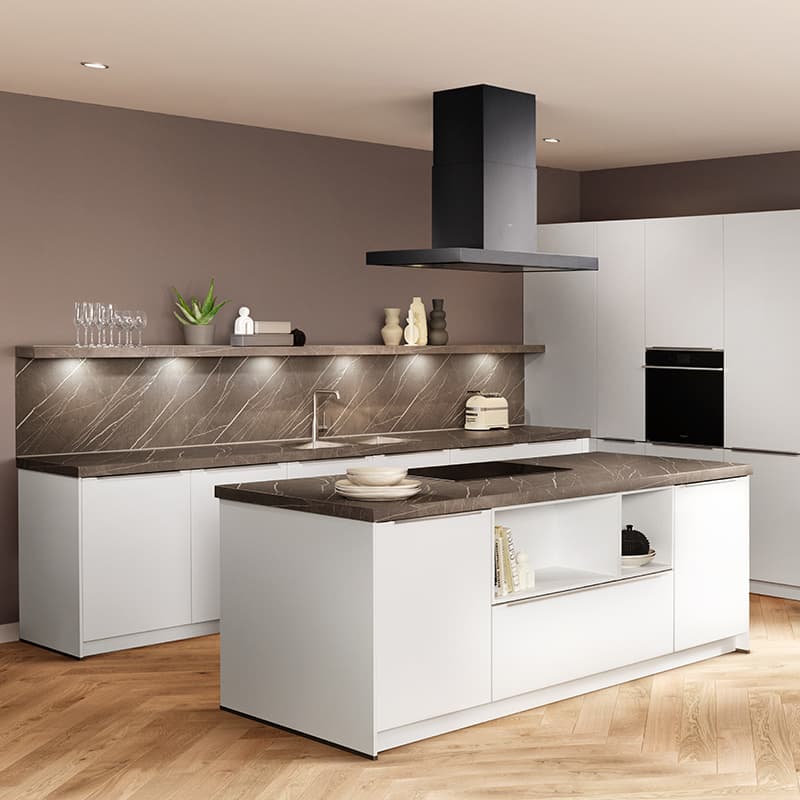 Design keuken met kookeiland en stenen werkblad