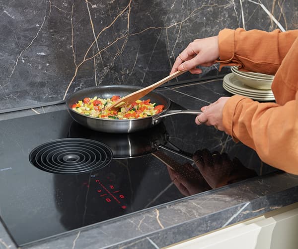 Koken op een kookplaat met Bora afzuigsysteem