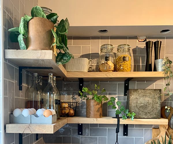 Wandplanken in de keuken zorgen voor extra opbergruimte