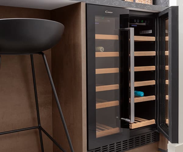 Luxe keuken met wijnklimaatkast