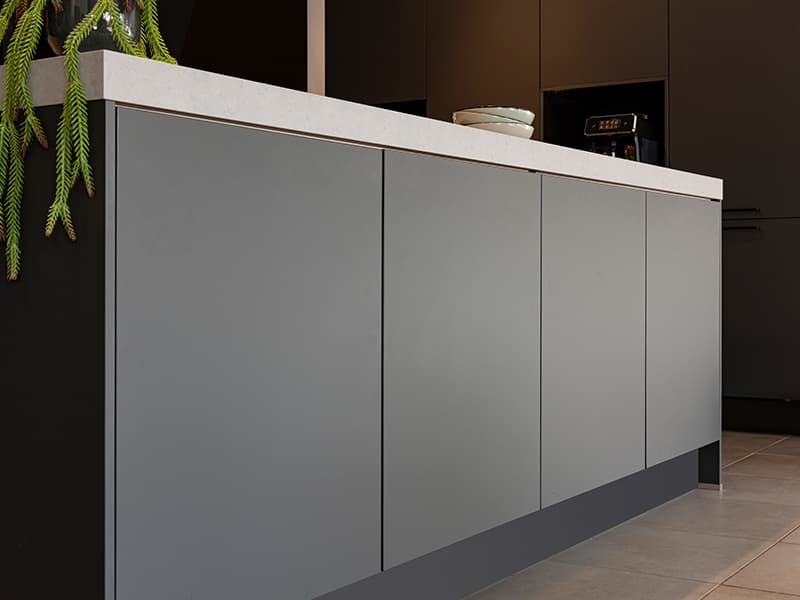 Moderne grijze keukenkasten met grijs werkblad