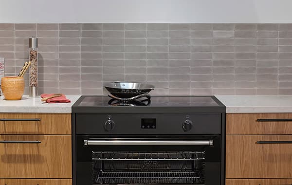 Fornuis-in-retrostijl-in-landelijke-keuken