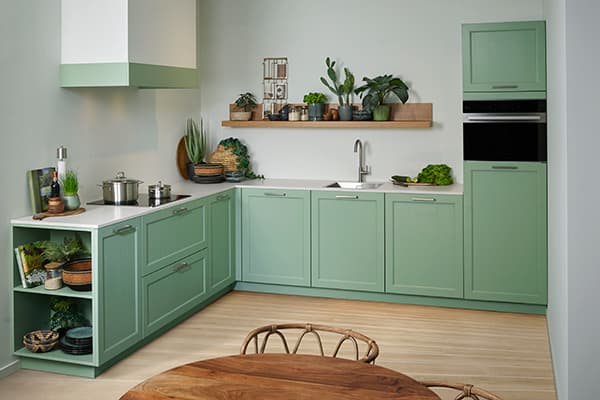 Groene-landelijke-keuken-met-natuurlijke-kleuren