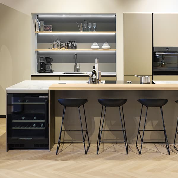 Beige-keuken-met-kookeiland-en-wijnklimaatkast
