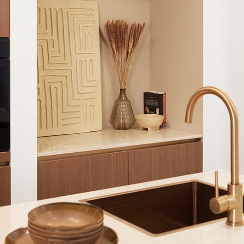 Keuken met houtfronten en beige details