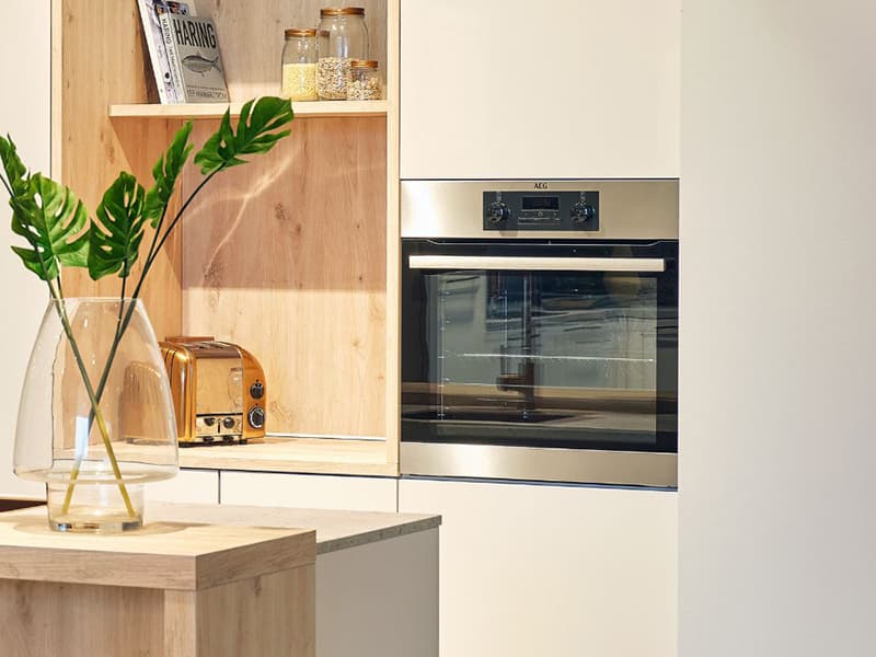 Lichte-keuken-met-nis-en-houten-details