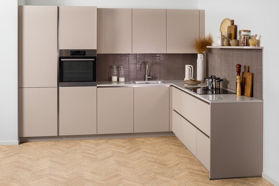 Taupe hoekkeuken met greeploze fronten