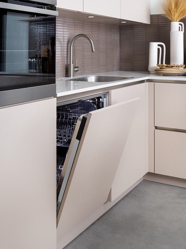 Keukenapparatuur in taupe keuken