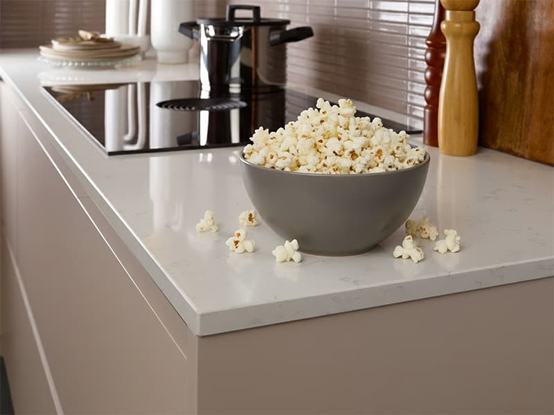 Bak-popcorn-op-aanrecht-in-keuken