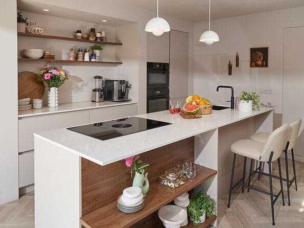 Beige-eilandkeuken-met-bar-en-wandplanken