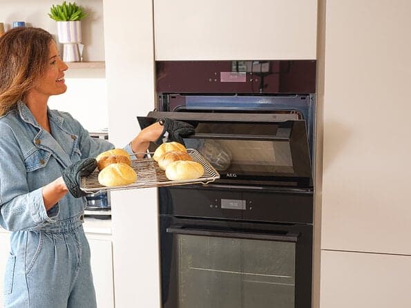 Dubbele-AEG-ovens-in-beige-keuken